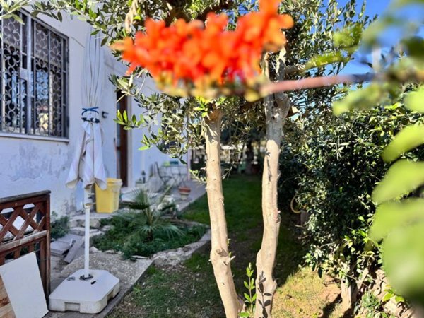 casa indipendente in vendita a Roma in zona Ardeatino