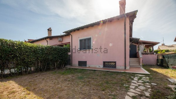 appartamento in vendita a Roma in zona Ostia Antica