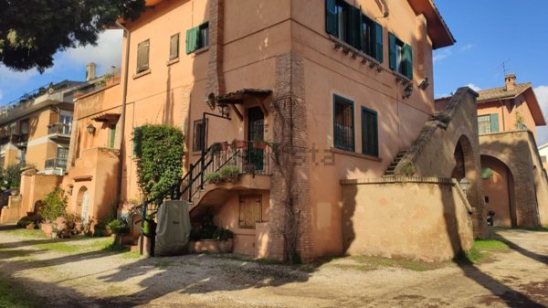 appartamento in vendita a Roma in zona Appio Pignatelli