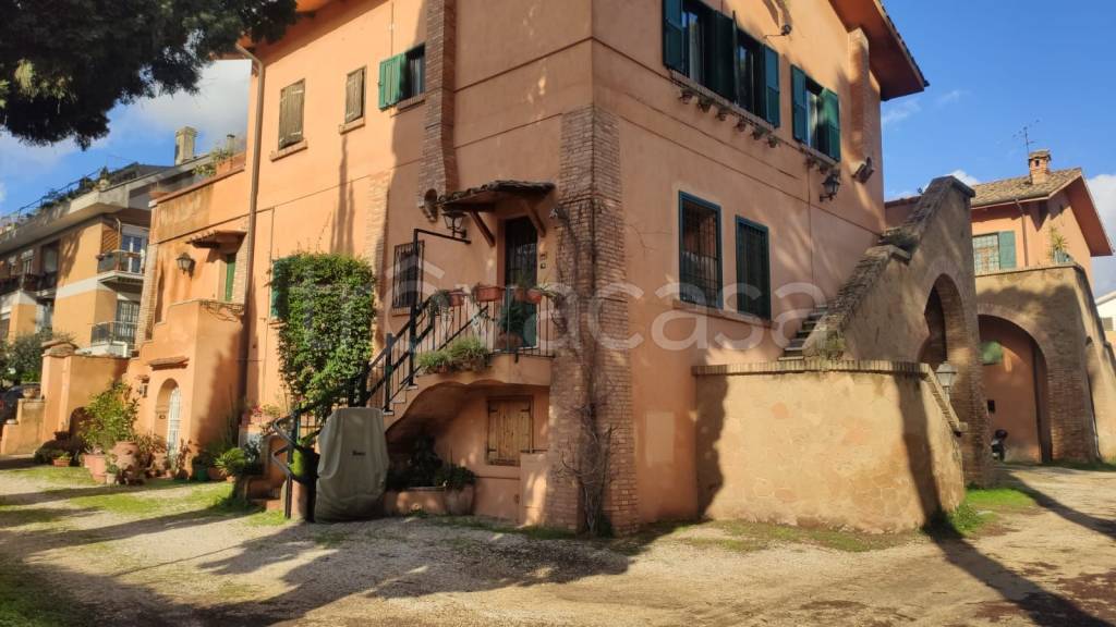 appartamento in vendita a Roma in zona Appio Pignatelli