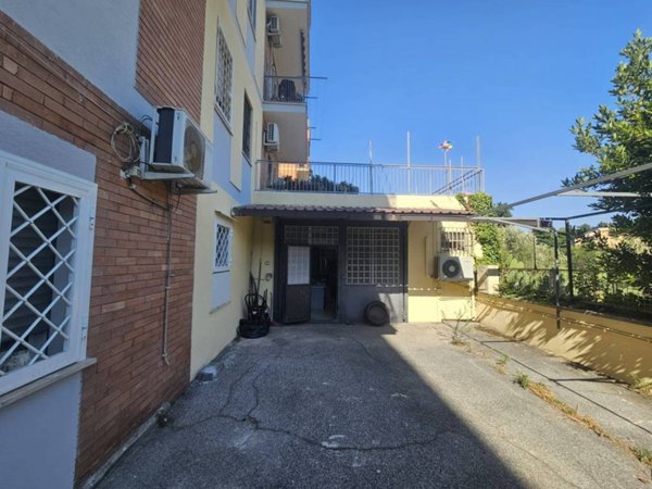 locale commerciale in vendita a Roma in zona Corviale