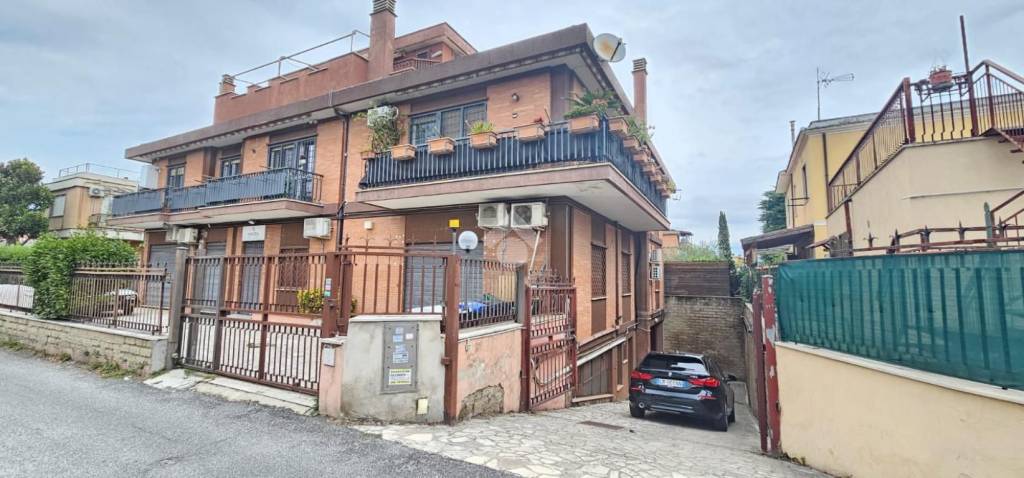 locale commerciale in vendita a Roma in zona Casal Morena