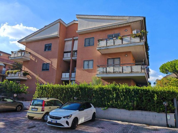 appartamento in vendita a Roma in zona Torre Angela