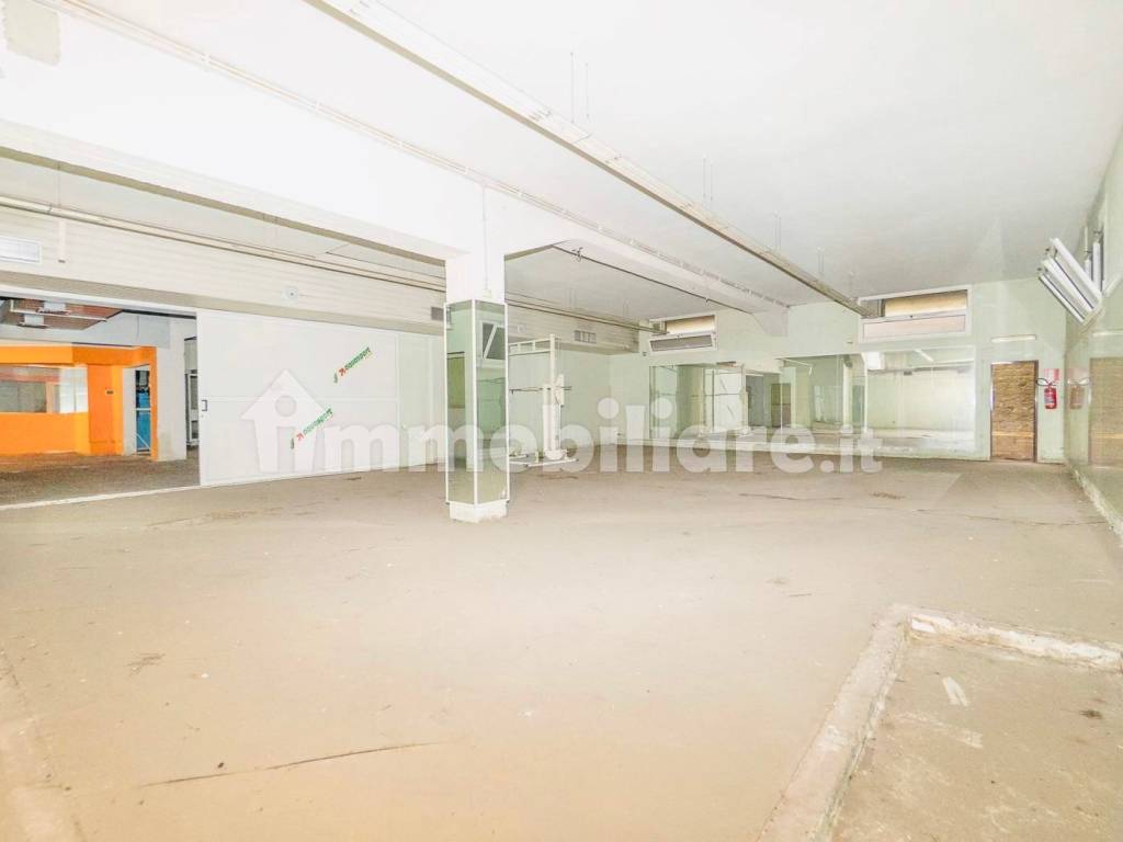 negozio in vendita a Roma in zona Appio Claudio