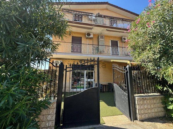 locale commerciale in vendita a Roma in zona Borghesiana