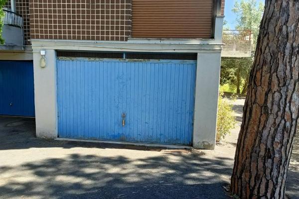 negozio in vendita a Roma in zona Tomba di Nerone