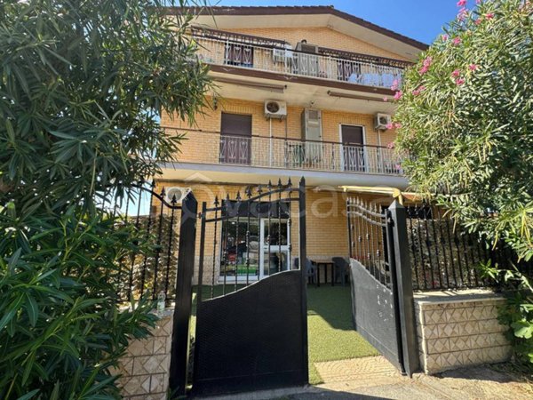 negozio in vendita a Roma in zona Finocchio