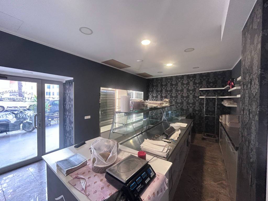 negozio in vendita a Roma in zona Prenestino-Centocelle