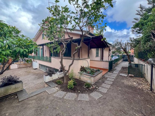 casa indipendente in vendita a Roma in zona Acilia
