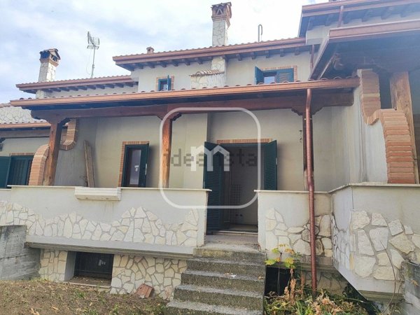 casa indipendente in vendita a Roma in zona Case Rosse