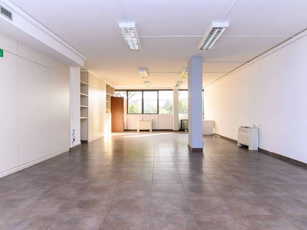 ufficio in vendita a Roma in zona Ponte Mammolo