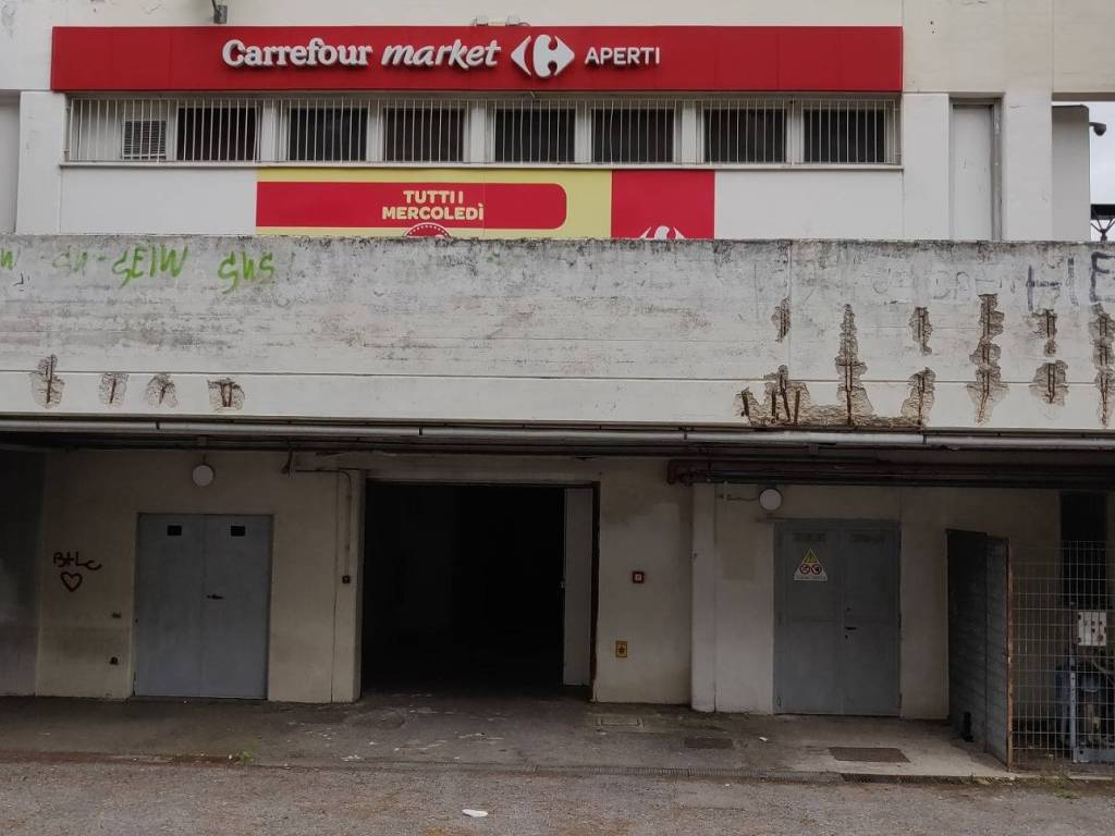 locale di sgombero in vendita a Roma in zona Casal Palocco