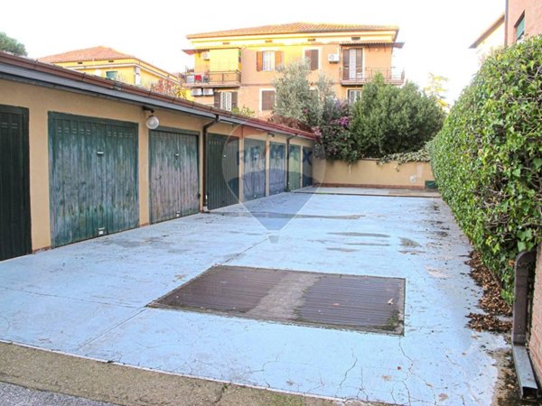 locale di sgombero in vendita a Roma in zona Appio Pignatelli