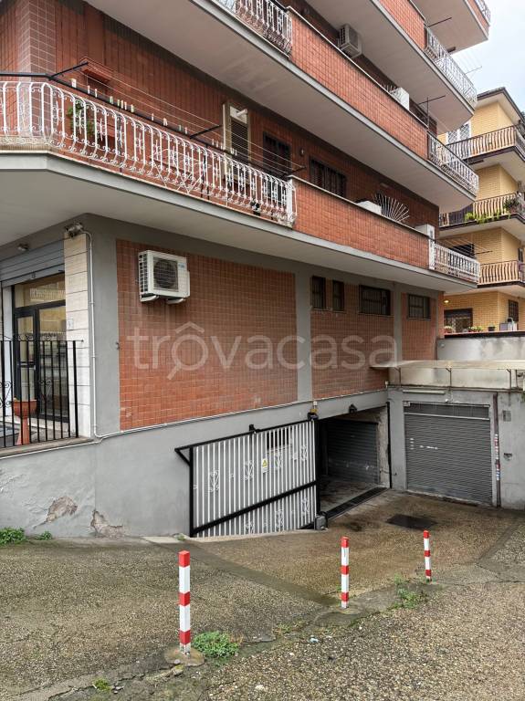 locale di sgombero in vendita a Roma in zona Torre Angela