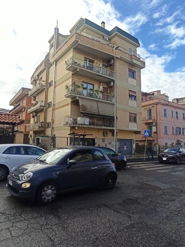 negozio in vendita a Roma in zona Prenestino-Centocelle
