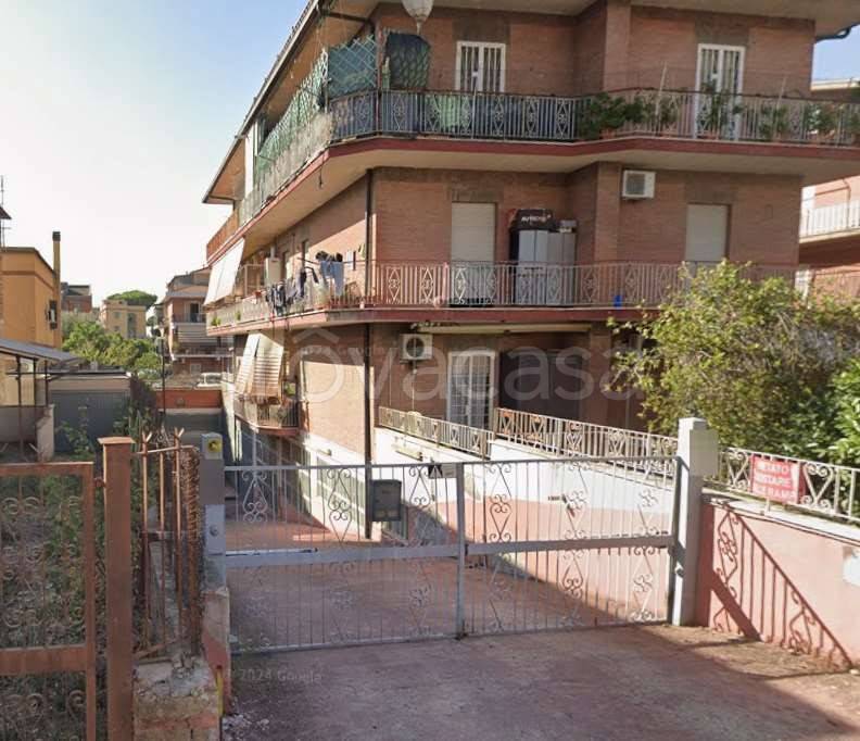 appartamento in vendita a Roma in zona Torre Angela