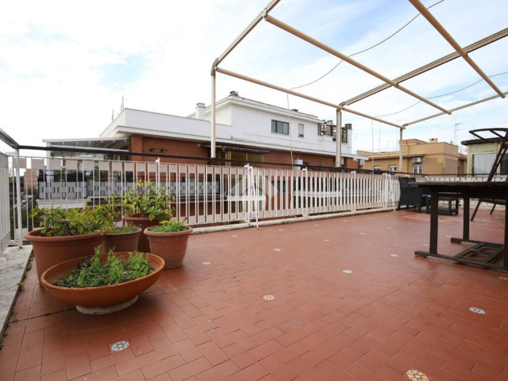 appartamento in vendita a Roma in zona Castel Fusano