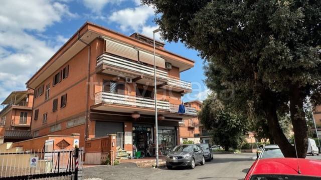 appartamento in vendita a Roma in zona Colle Prenestino