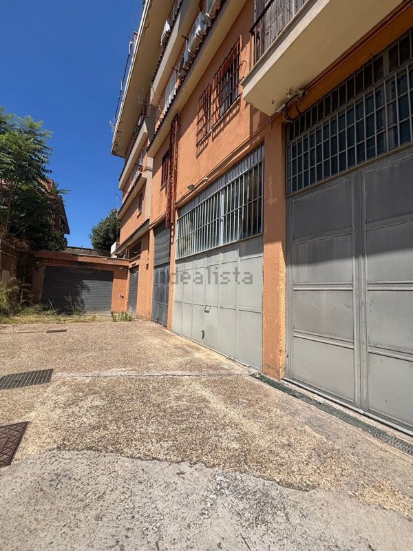 locale commerciale in vendita a Roma
