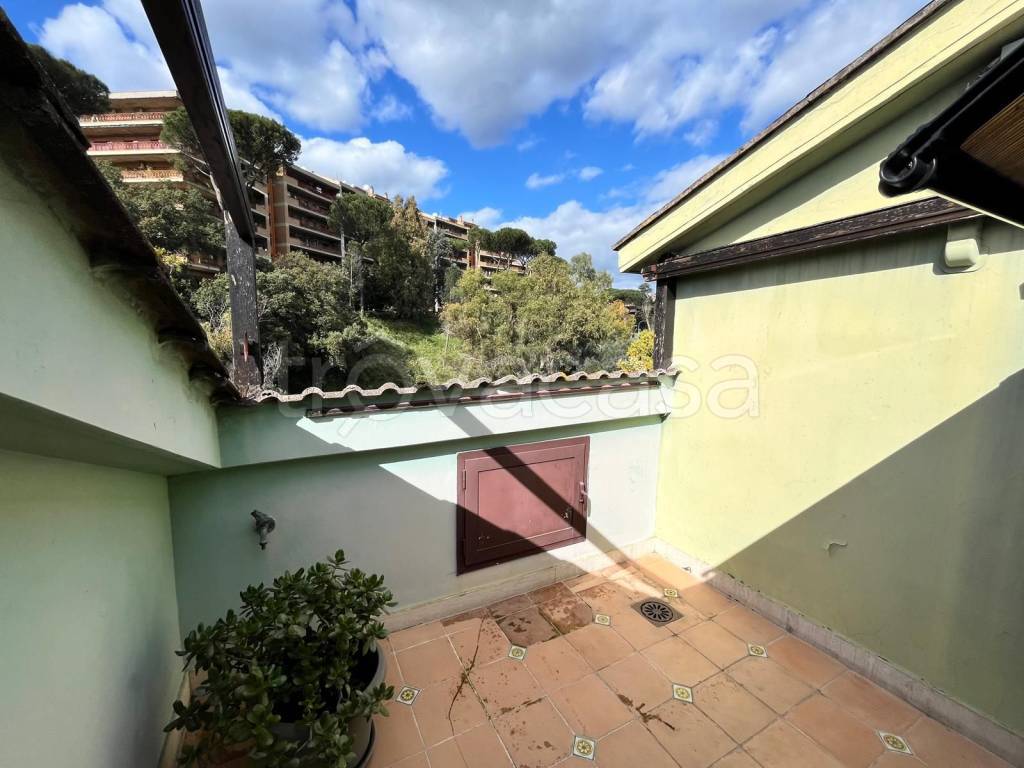 appartamento in vendita a Roma in zona Tomba di Nerone