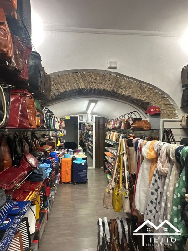 locale commerciale in vendita a Roma in zona Rione di Ponte