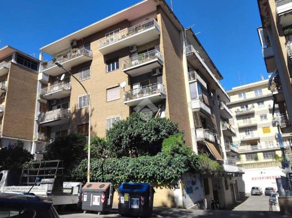 locale commerciale in vendita a Roma in zona Portuense