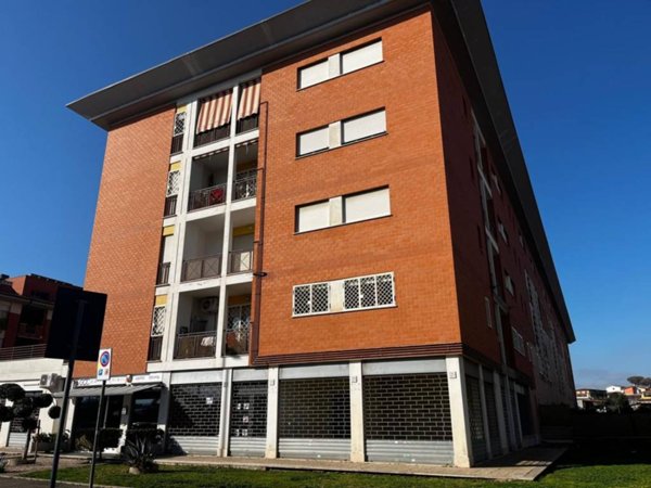 negozio in vendita a Roma in zona Finocchio