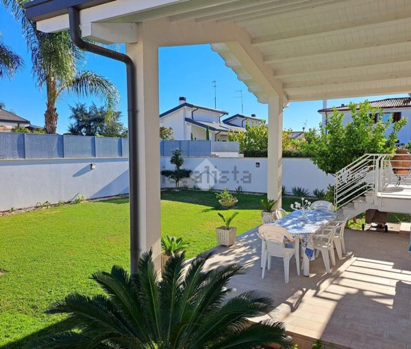 casa indipendente in vendita a Roma in zona Casal Palocco