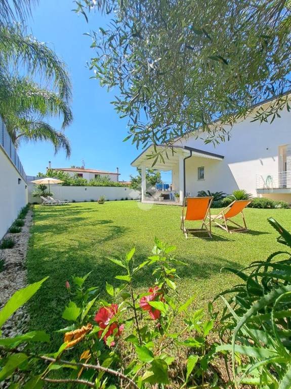 casa indipendente in vendita a Roma in zona Casal Palocco