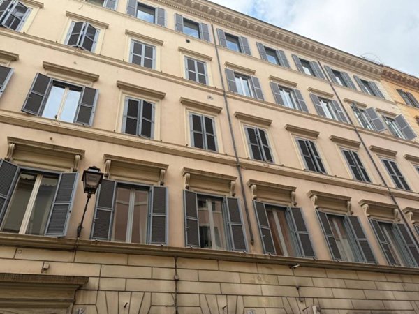 appartamento in vendita a Roma in zona Trevi-Colonna