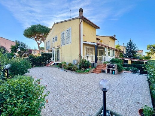 casa indipendente in vendita a Roma in zona Casal Palocco
