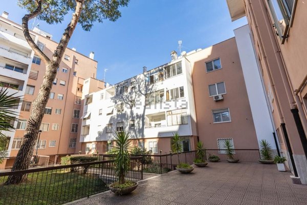 appartamento in vendita a Roma in zona Ardeatino
