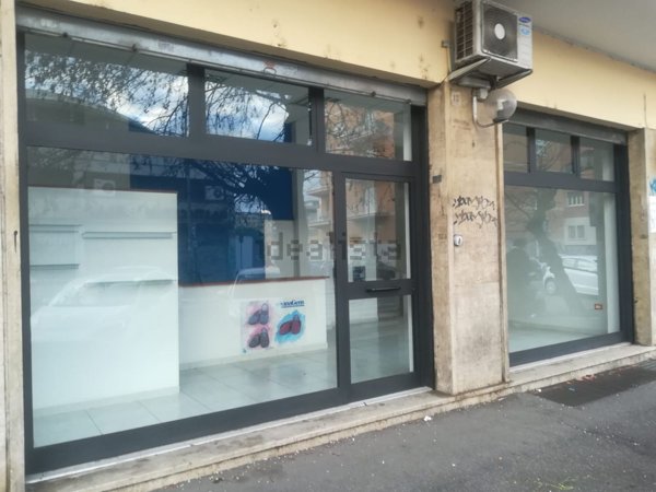 locale commerciale in vendita a Roma