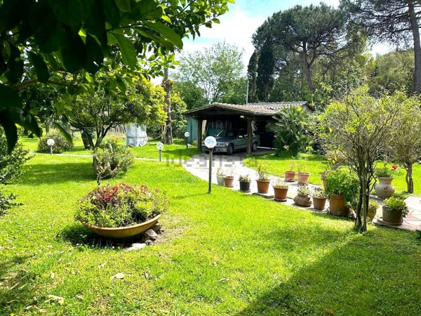 casa indipendente in vendita a Roma in zona Casal Palocco