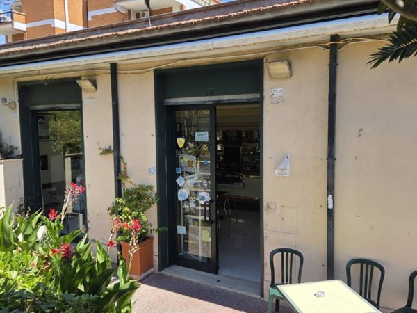 negozio in vendita a Roma in zona Tomba di Nerone