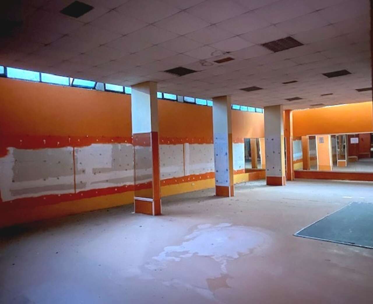 locale commerciale in vendita a Roma in zona Appio Claudio