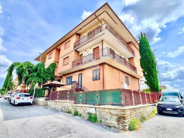 appartamento in vendita a Roma in zona Colle Monfortani