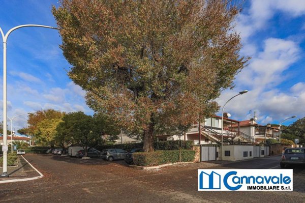 casa indipendente in vendita a Roma in zona Casal Palocco
