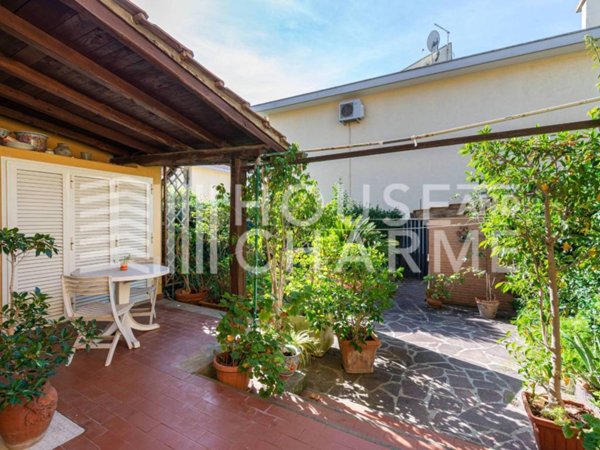 casa indipendente in vendita a Roma in zona Casal Palocco