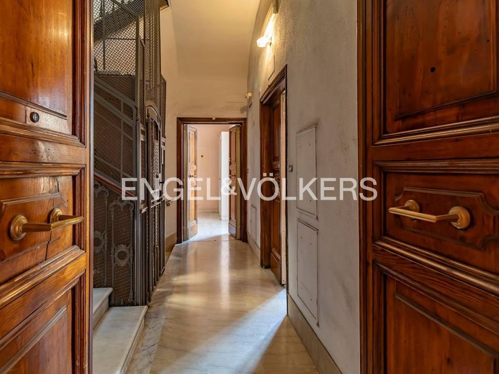 appartamento in vendita a Roma in zona Rione Regola