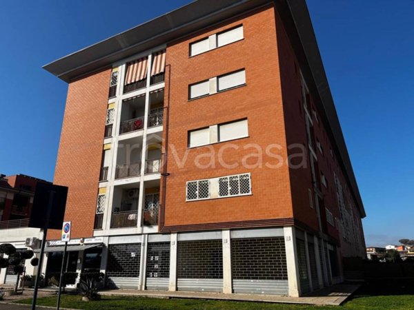 negozio in vendita a Roma in zona Finocchio