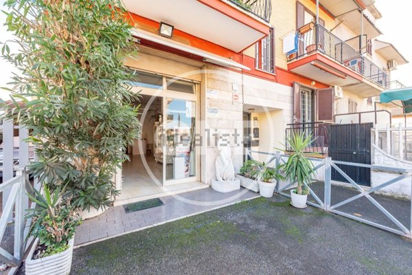 locale commerciale in vendita a Roma in zona Lunghezza