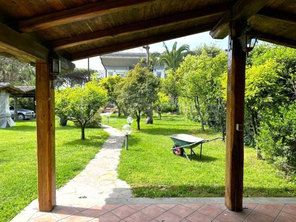 casa indipendente in vendita a Roma in zona Casal Palocco