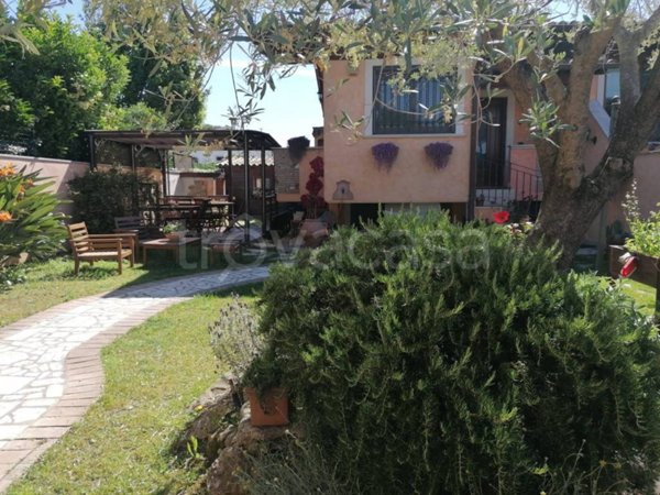 casa indipendente in vendita a Roma in zona Infernetto