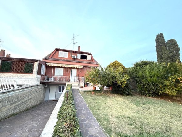 casa indipendente in vendita a Roma in zona Massimina/Casal Lumbroso