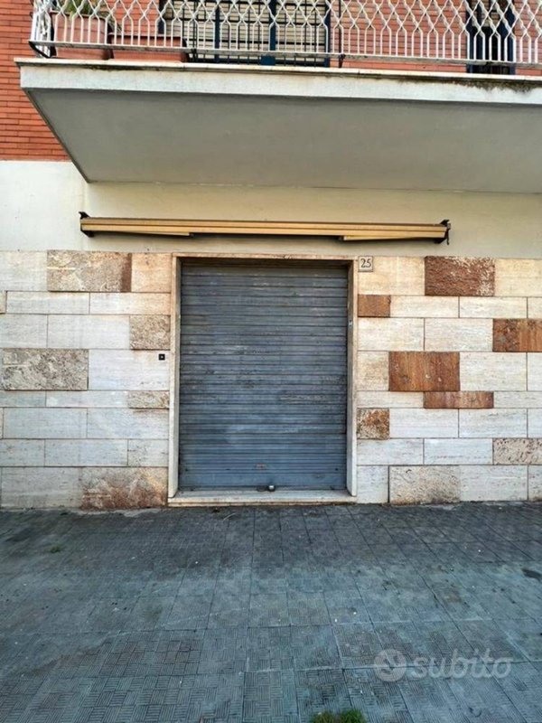 locale commerciale in vendita a Roma in zona Vigna Murata