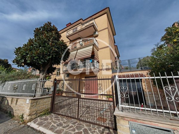 locale commerciale in vendita a Roma in zona Case Rosse