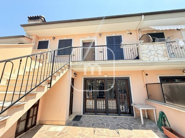 casa indipendente in vendita a Roma in zona Lunghezza