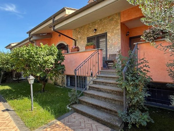 casa indipendente in vendita a Roma in zona Pantan Monastero