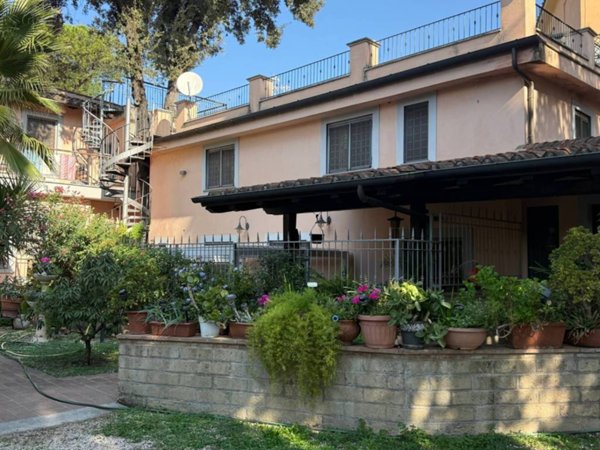 casa indipendente in vendita a Roma in zona Ardeatino